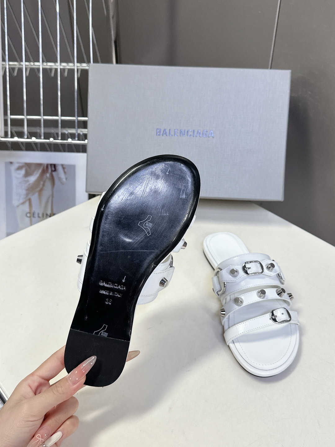  BALENCIAGA 巴黎世家新款金属铆钉凉拖鞋系列
    超多明星时尚博主种草夏天必备这CAGOL