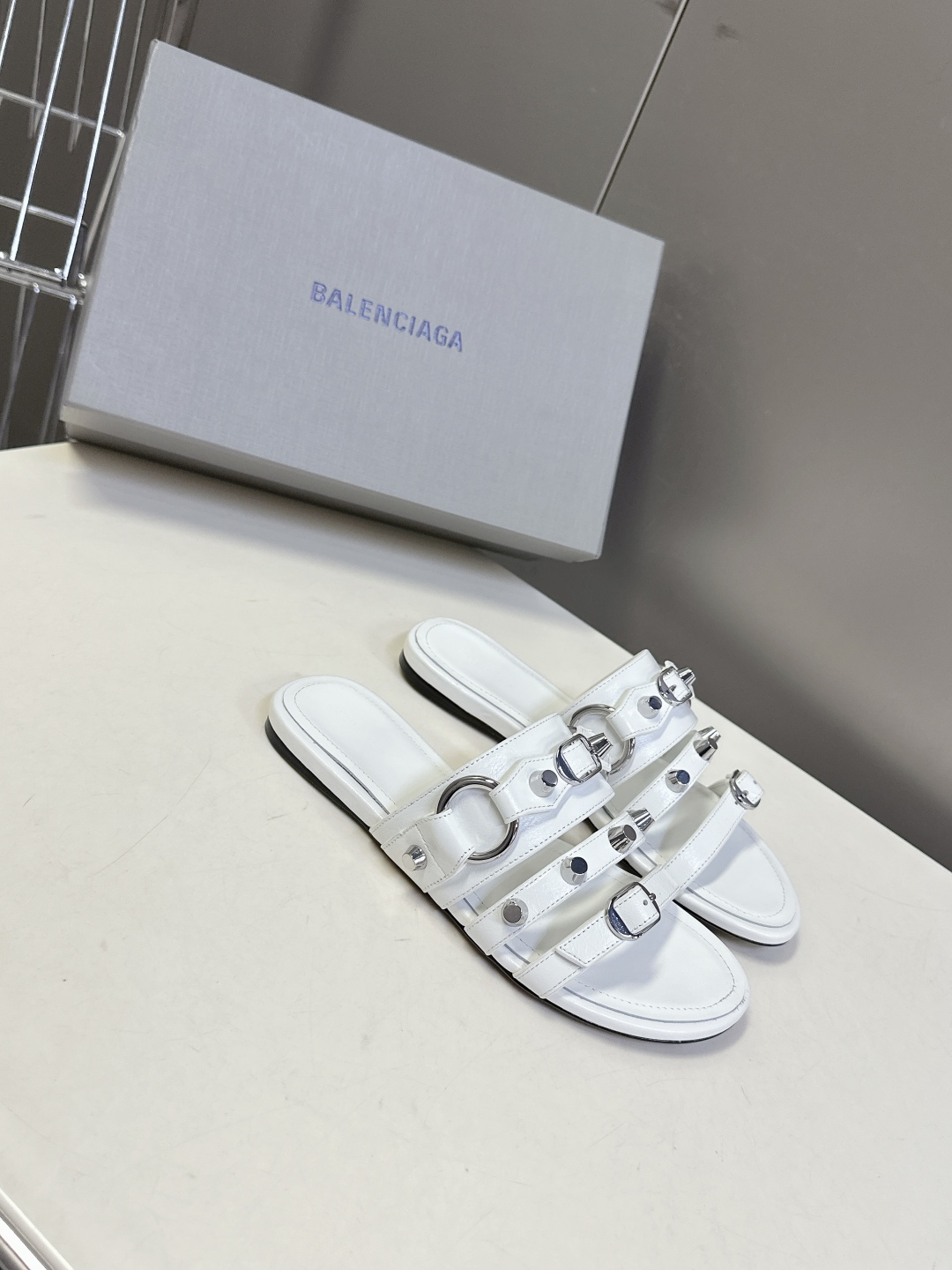  BALENCIAGA 巴黎世家新款金属铆钉凉拖鞋系列
    超多明星时尚博主种草夏天必备这CAGOL