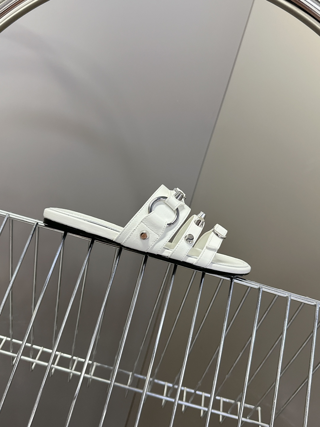  BALENCIAGA 巴黎世家新款金属铆钉凉拖鞋系列
    超多明星时尚博主种草夏天必备这CAGOL