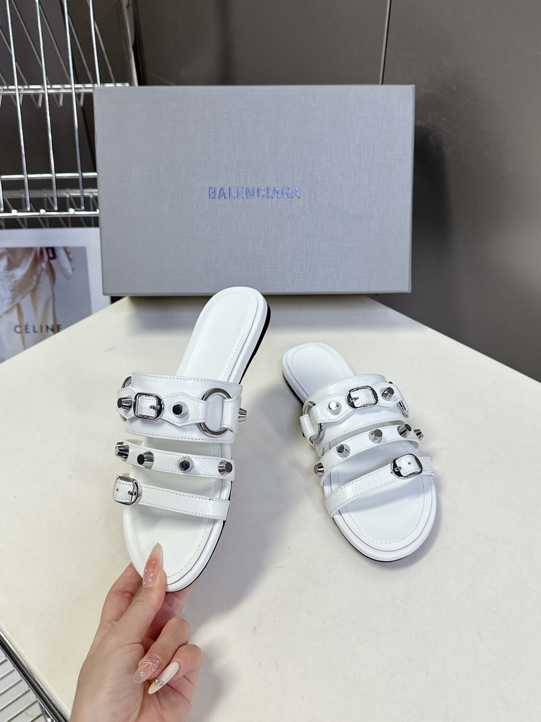  BALENCIAGA 巴黎世家新款金属铆钉凉拖鞋系列
    超多明星时尚博主种草夏天必备这CAGOL