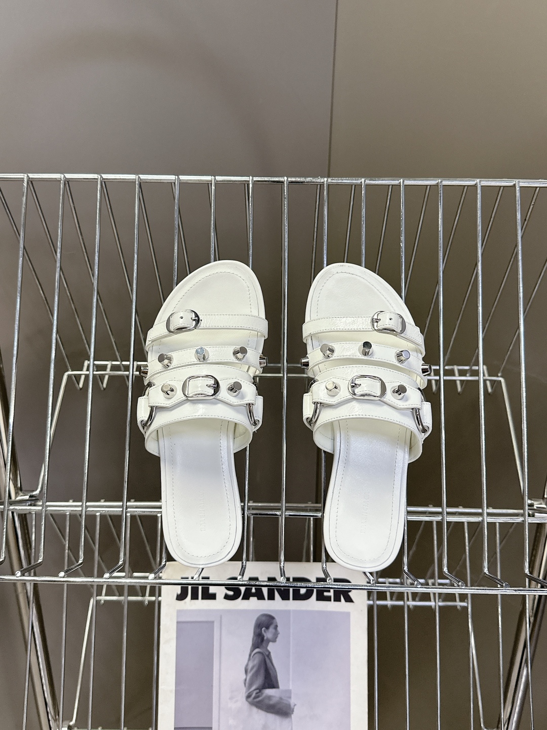  BALENCIAGA 巴黎世家新款金属铆钉凉拖鞋系列
    超多明星时尚博主种草夏天必备这CAGOL