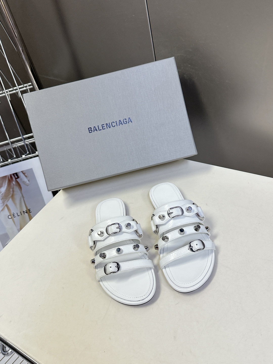  BALENCIAGA 巴黎世家新款金属铆钉凉拖鞋系列
    超多明星时尚博主种草夏天必备这CAGOL