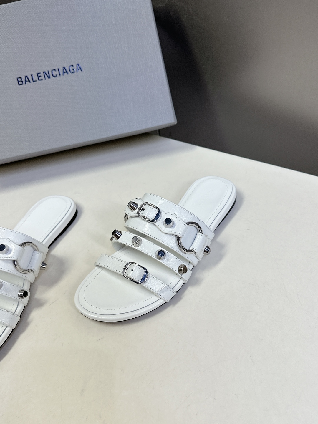  BALENCIAGA 巴黎世家新款金属铆钉凉拖鞋系列
    超多明星时尚博主种草夏天必备这CAGOL
