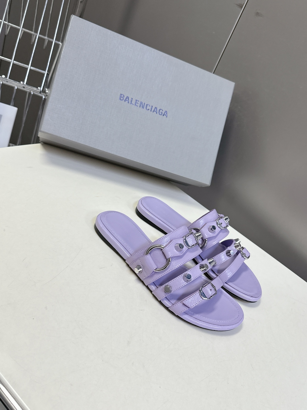  BALENCIAGA 巴黎世家新款金属铆钉凉拖鞋系列
    超多明星时尚博主种草夏天必备这CAGOL