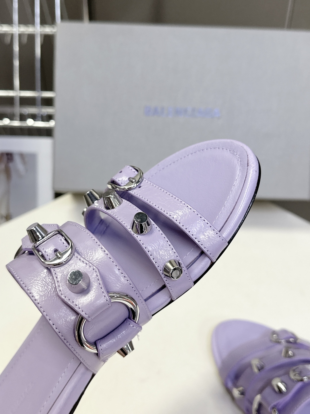  BALENCIAGA 巴黎世家新款金属铆钉凉拖鞋系列
    超多明星时尚博主种草夏天必备这CAGOL