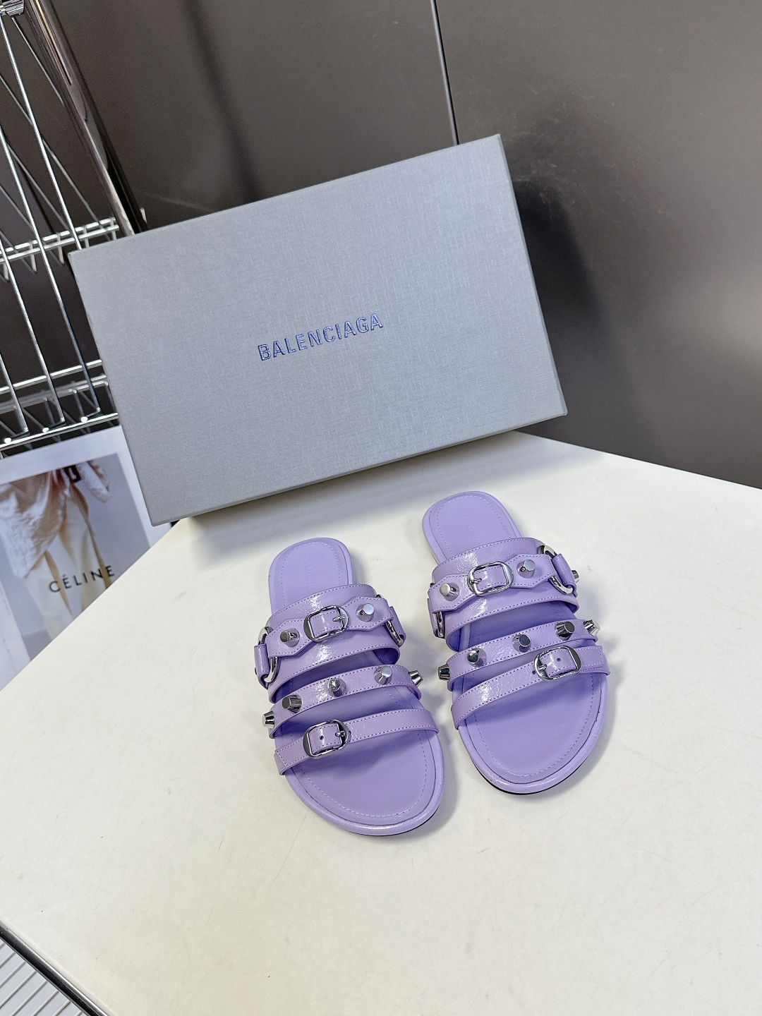  BALENCIAGA 巴黎世家新款金属铆钉凉拖鞋系列
    超多明星时尚博主种草夏天必备这CAGOL