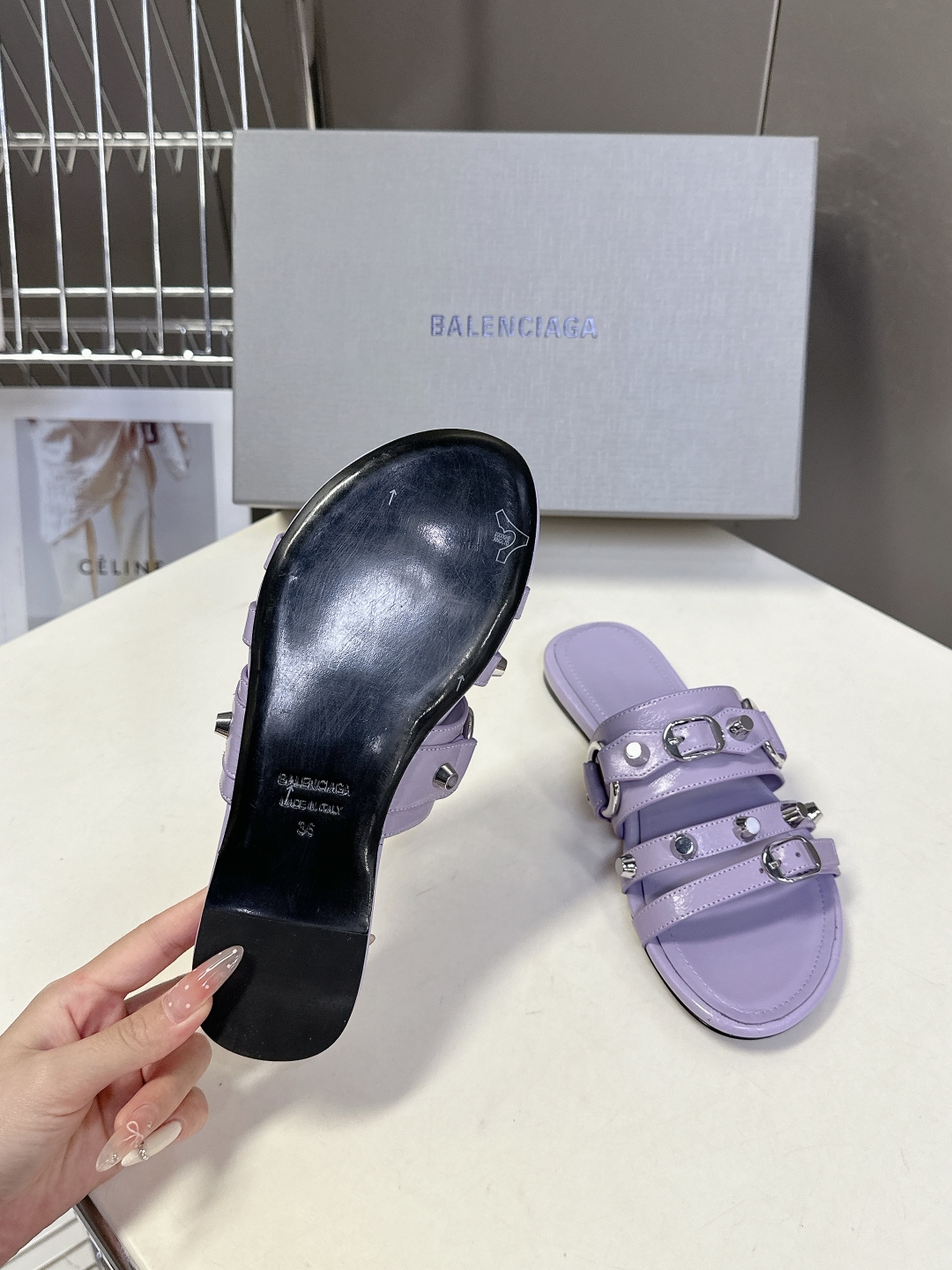  BALENCIAGA 巴黎世家新款金属铆钉凉拖鞋系列
    超多明星时尚博主种草夏天必备这CAGOL
