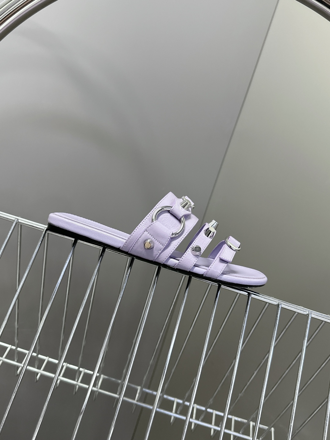 BALENCIAGA 巴黎世家新款金属铆钉凉拖鞋系列
    超多明星时尚博主种草夏天必备这CAGOL