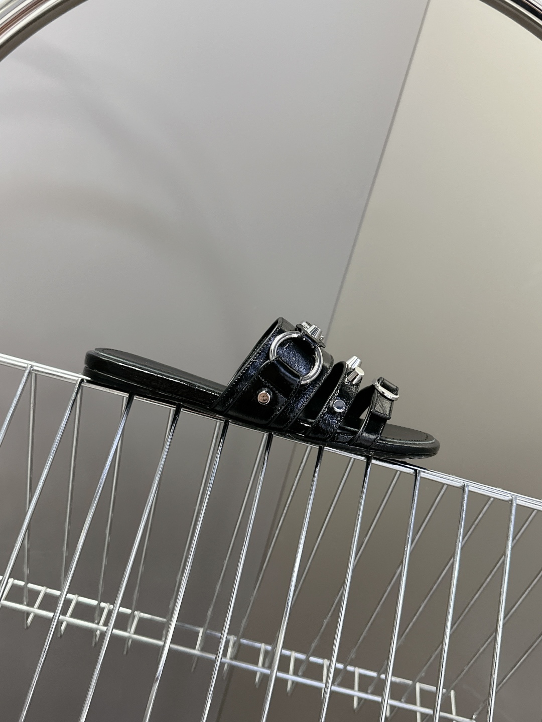  BALENCIAGA 巴黎世家新款金属铆钉凉拖鞋系列
    超多明星时尚博主种草夏天必备这CAGOL