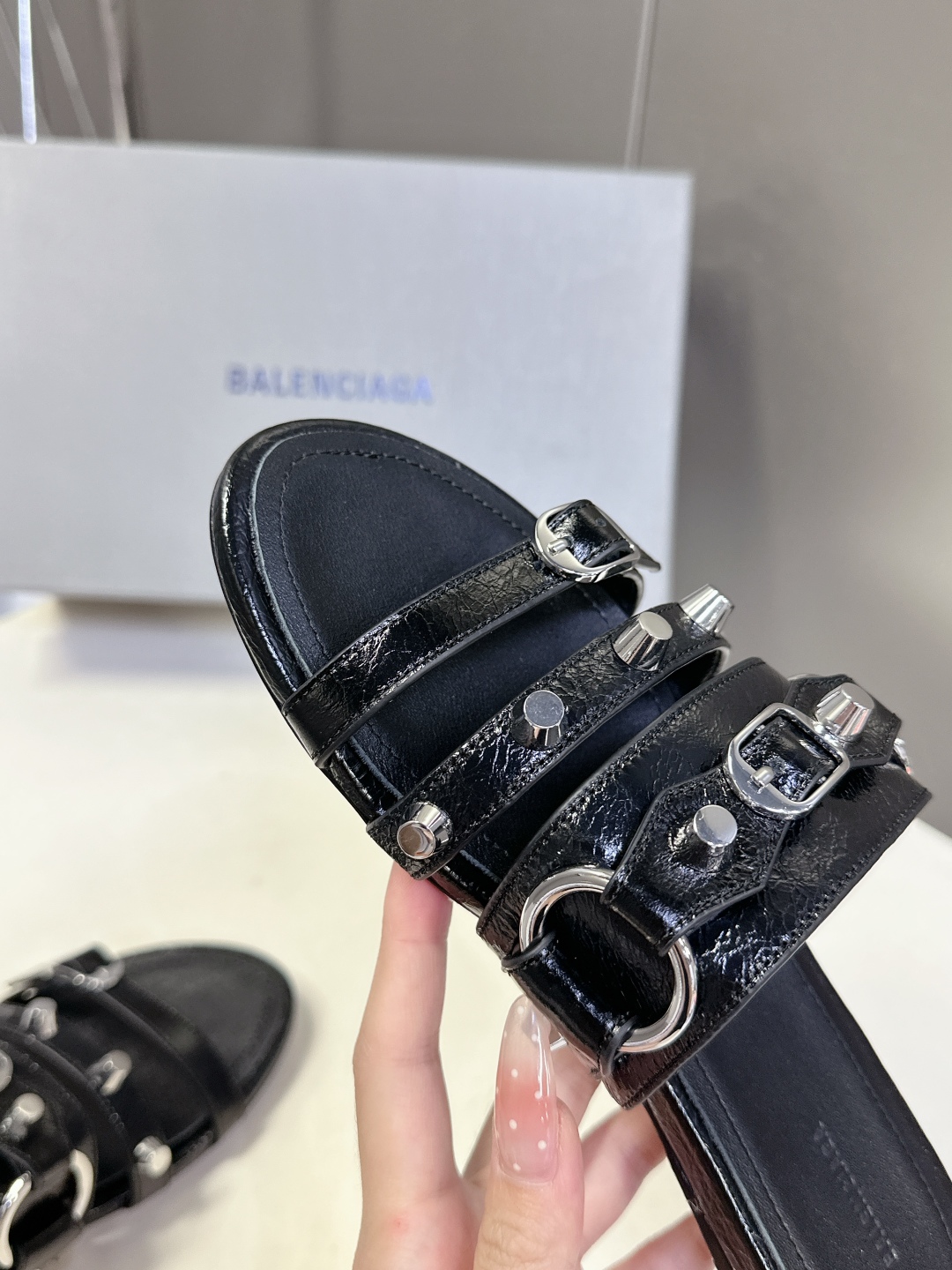  BALENCIAGA 巴黎世家新款金属铆钉凉拖鞋系列
    超多明星时尚博主种草夏天必备这CAGOL