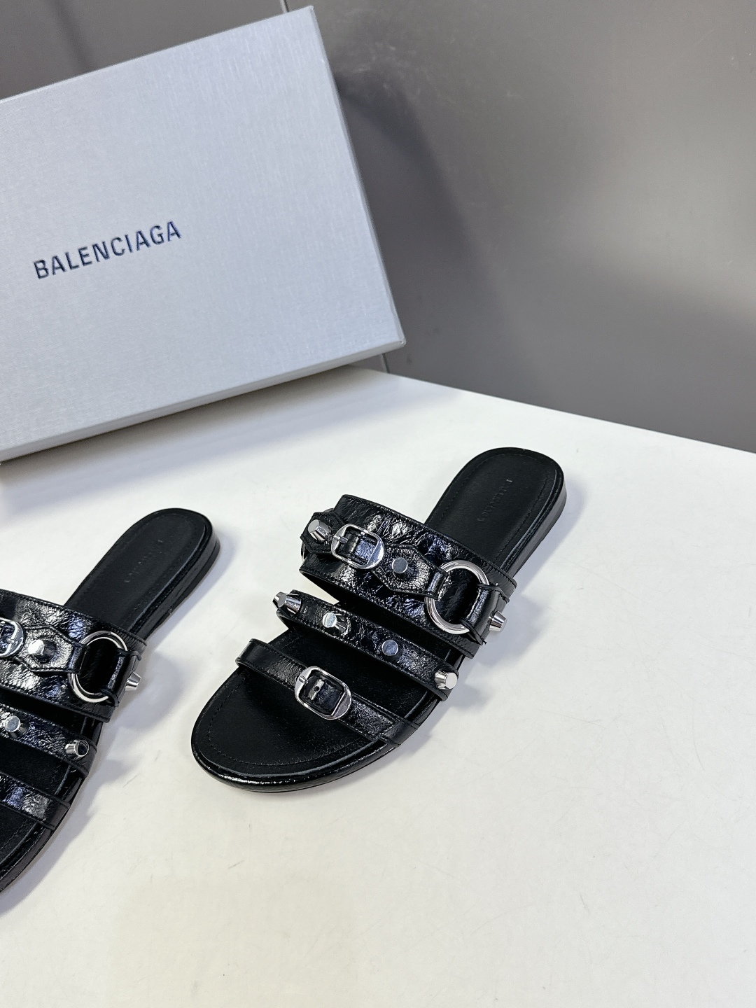  BALENCIAGA 巴黎世家新款金属铆钉凉拖鞋系列
    超多明星时尚博主种草夏天必备这CAGOL