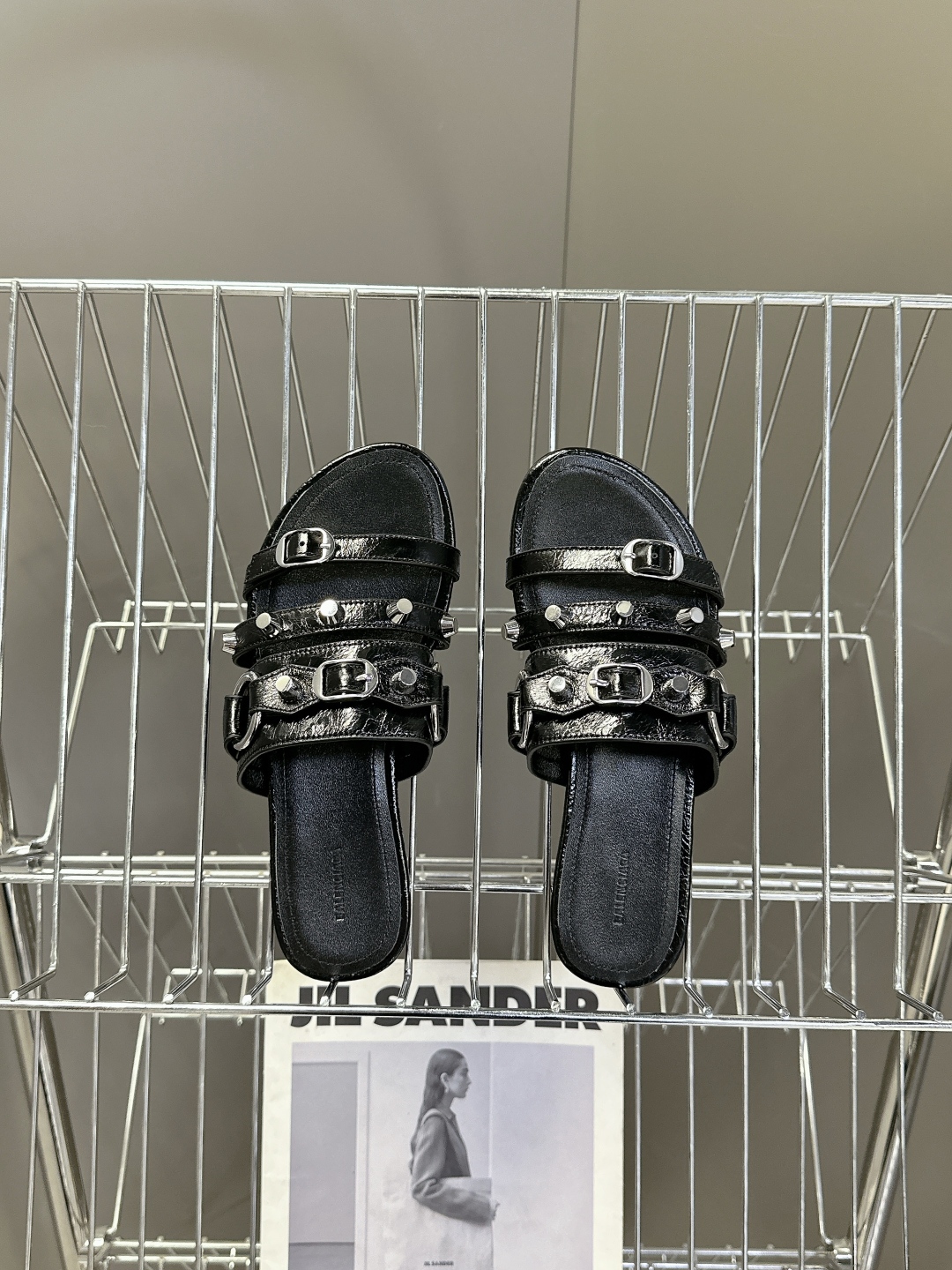  BALENCIAGA 巴黎世家新款金属铆钉凉拖鞋系列
    超多明星时尚博主种草夏天必备这CAGOL