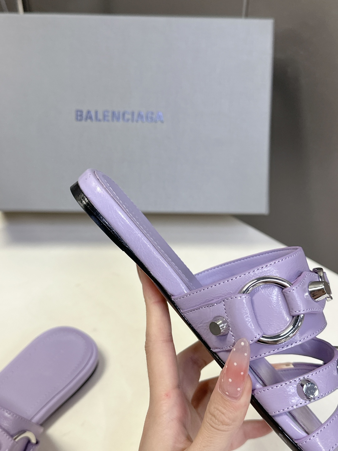  BALENCIAGA 巴黎世家新款金属铆钉凉拖鞋系列
    超多明星时尚博主种草夏天必备这CAGOL