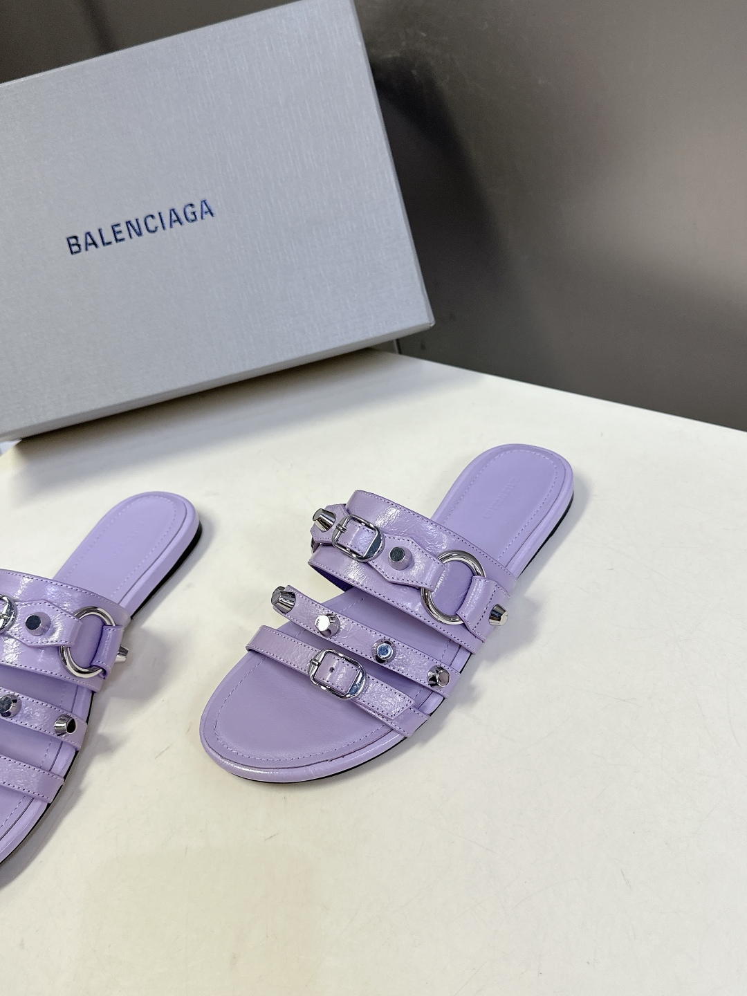  BALENCIAGA 巴黎世家新款金属铆钉凉拖鞋系列
    超多明星时尚博主种草夏天必备这CAGOL