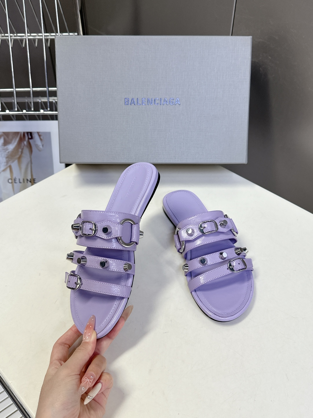  BALENCIAGA 巴黎世家新款金属铆钉凉拖鞋系列
    超多明星时尚博主种草夏天必备这CAGOL