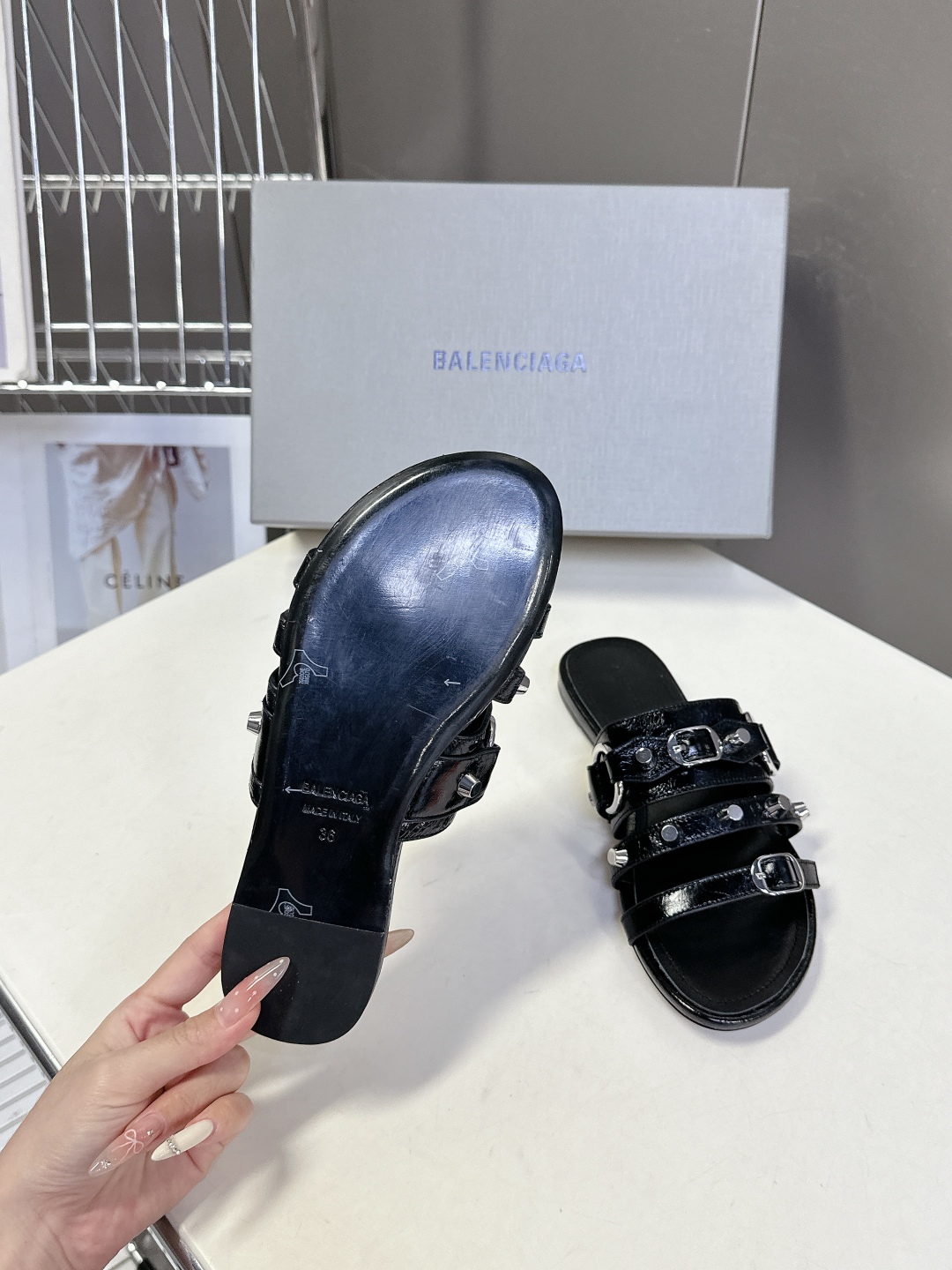  BALENCIAGA 巴黎世家新款金属铆钉凉拖鞋系列
    超多明星时尚博主种草夏天必备这CAGOL