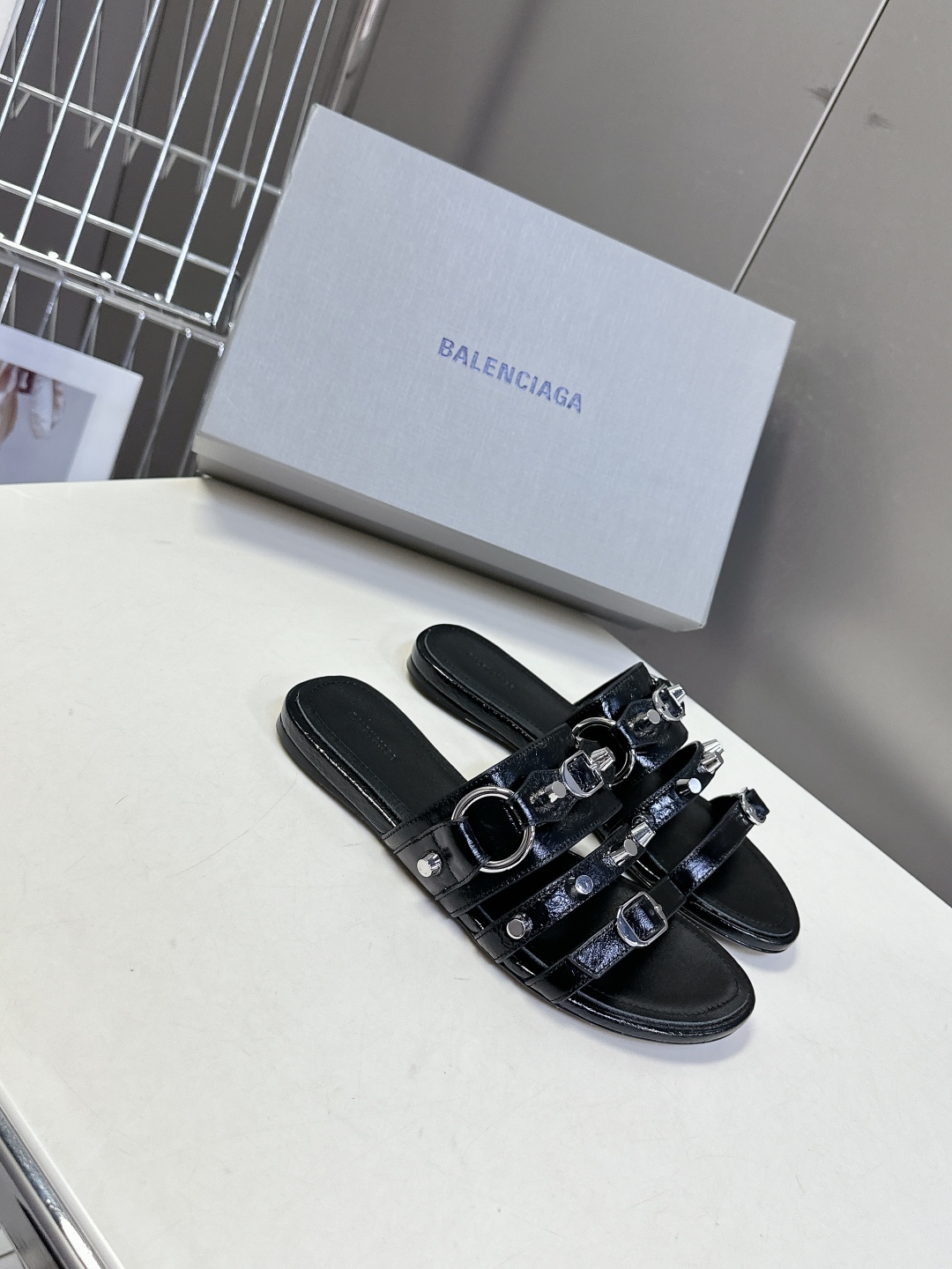  BALENCIAGA 巴黎世家新款金属铆钉凉拖鞋系列
    超多明星时尚博主种草夏天必备这CAGOL