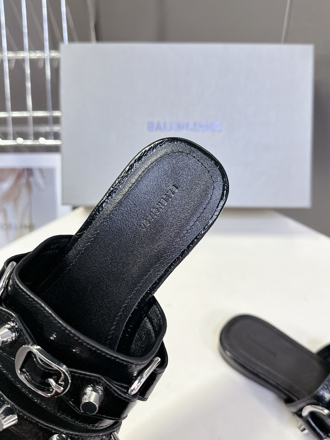  BALENCIAGA 巴黎世家新款金属铆钉凉拖鞋系列
    超多明星时尚博主种草夏天必备这CAGOL