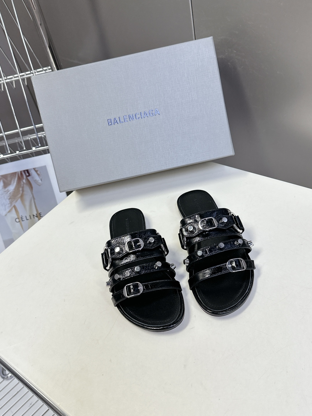  BALENCIAGA 巴黎世家新款金属铆钉凉拖鞋系列
    超多明星时尚博主种草夏天必备这CAGOL