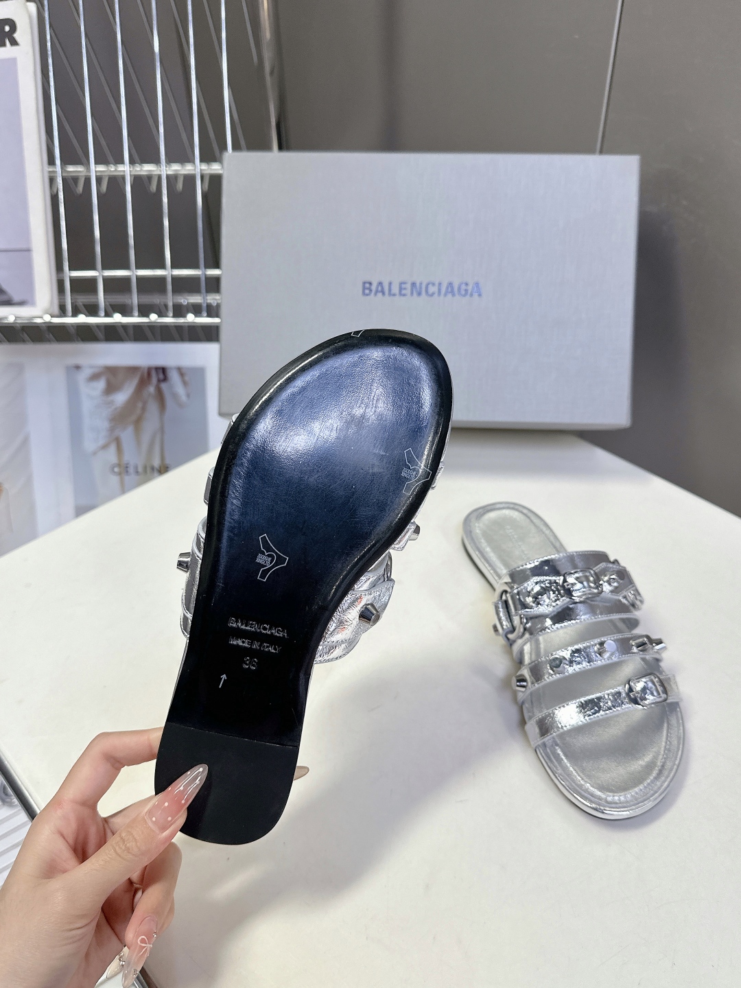  BALENCIAGA 巴黎世家新款金属铆钉凉拖鞋系列
    超多明星时尚博主种草夏天必备这CAGOL