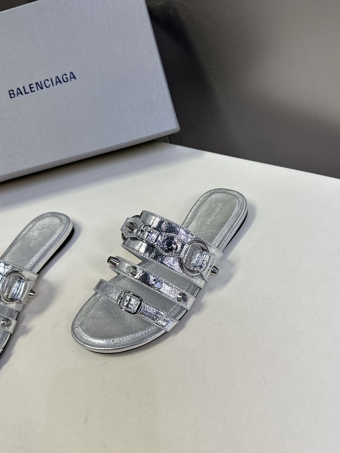  BALENCIAGA 巴黎世家新款金属铆钉凉拖鞋系列
    超多明星时尚博主种草夏天必备这CAGOL