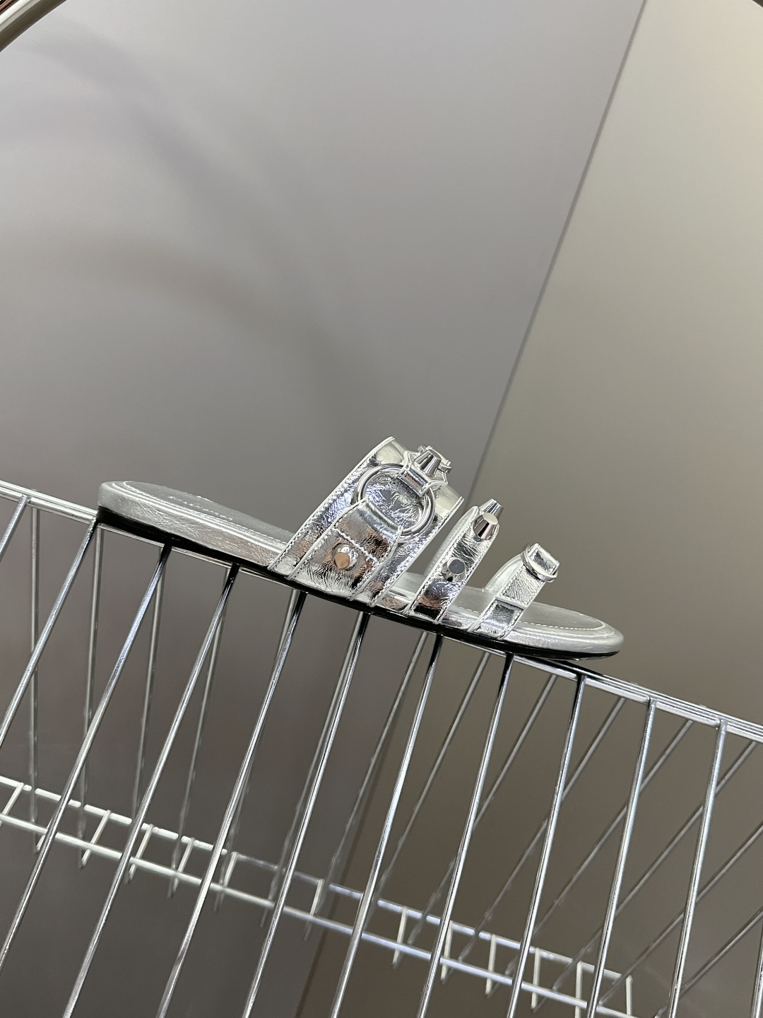 BALENCIAGA 巴黎世家新款金属铆钉凉拖鞋系列
    超多明星时尚博主种草夏天必备这CAGOL