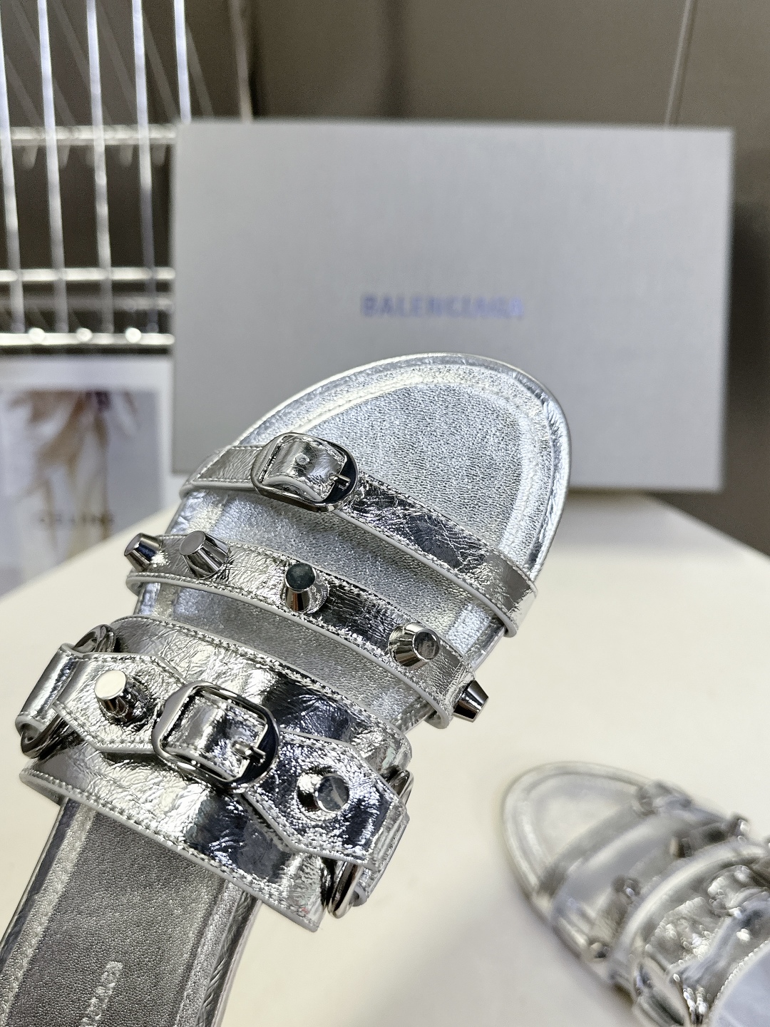  BALENCIAGA 巴黎世家新款金属铆钉凉拖鞋系列
    超多明星时尚博主种草夏天必备这CAGOL