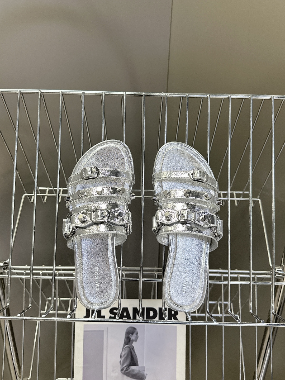  BALENCIAGA 巴黎世家新款金属铆钉凉拖鞋系列
    超多明星时尚博主种草夏天必备这CAGOL