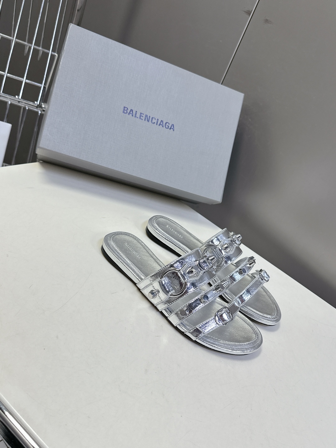  BALENCIAGA 巴黎世家新款金属铆钉凉拖鞋系列
    超多明星时尚博主种草夏天必备这CAGOL