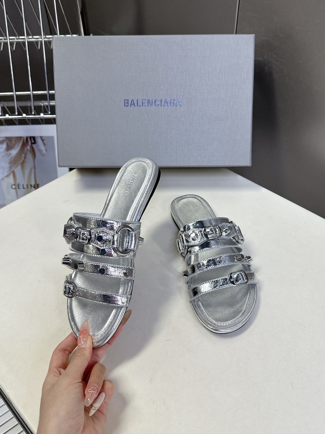  BALENCIAGA 巴黎世家新款金属铆钉凉拖鞋系列
    超多明星时尚博主种草夏天必备这CAGOL