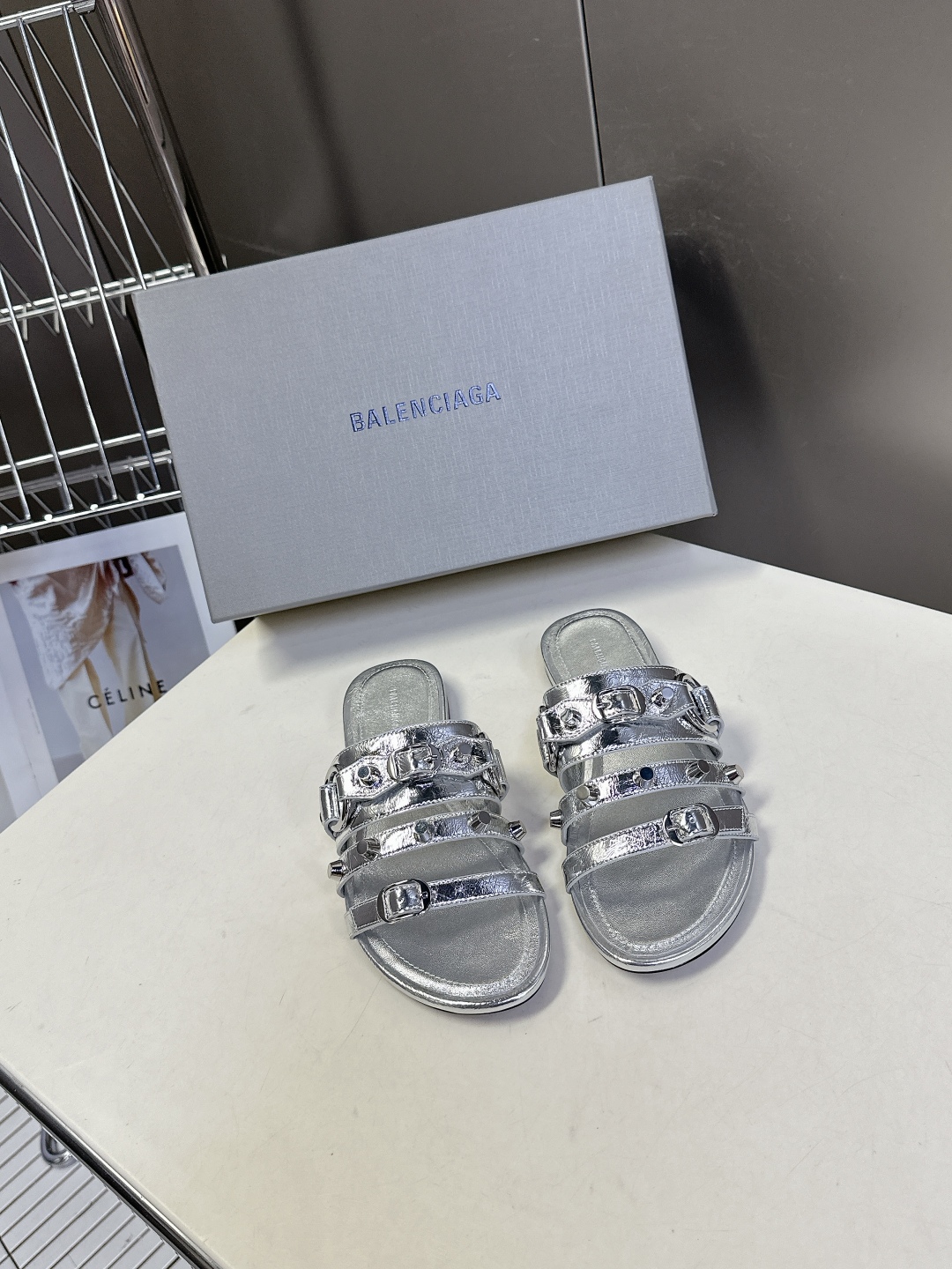  BALENCIAGA 巴黎世家新款金属铆钉凉拖鞋系列
    超多明星时尚博主种草夏天必备这CAGOL