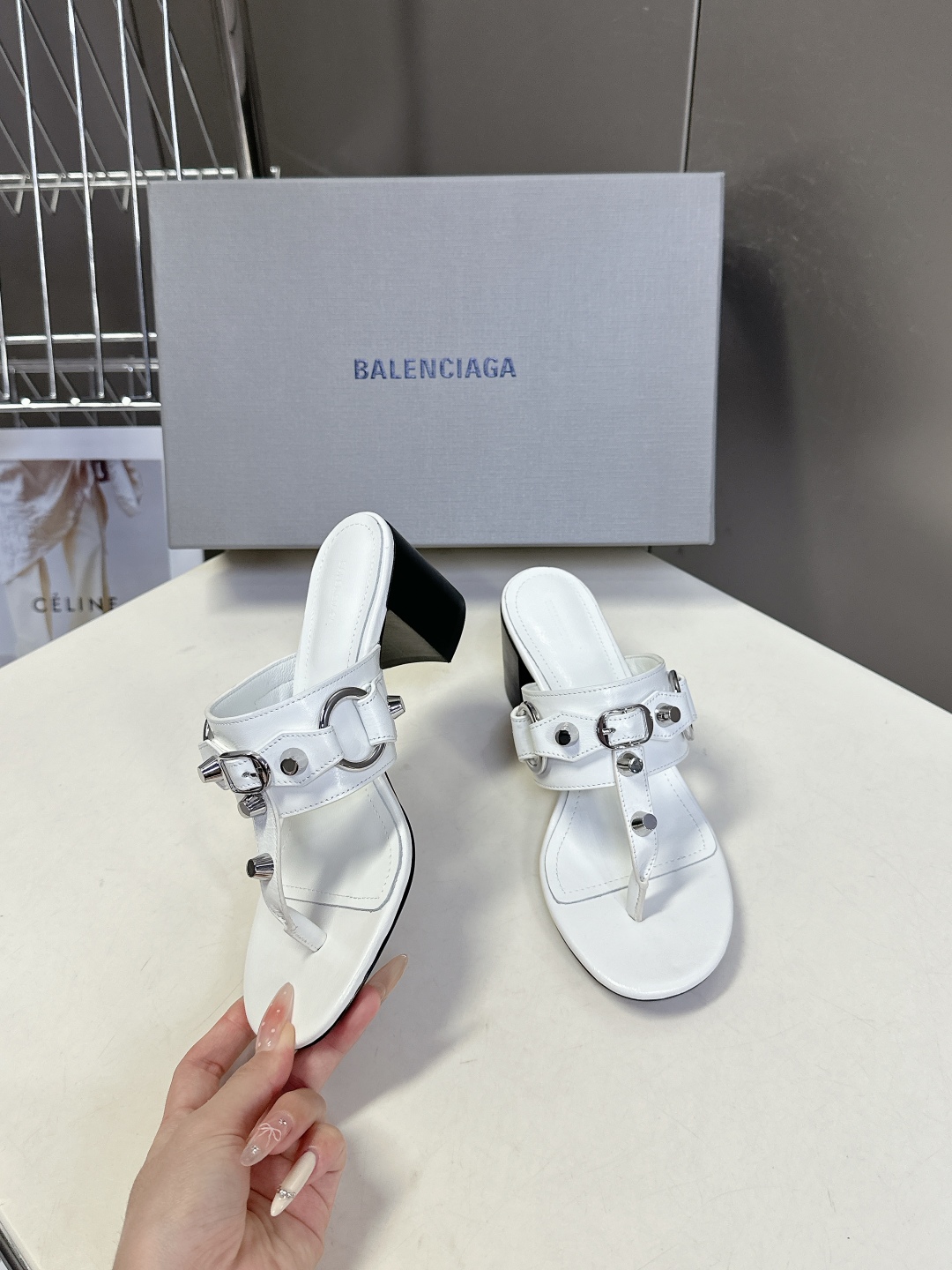  BALENCIAGA 巴黎世家新款金属铆钉凉拖鞋系列
    超多明星时尚博主种草夏天必备这CAGOL