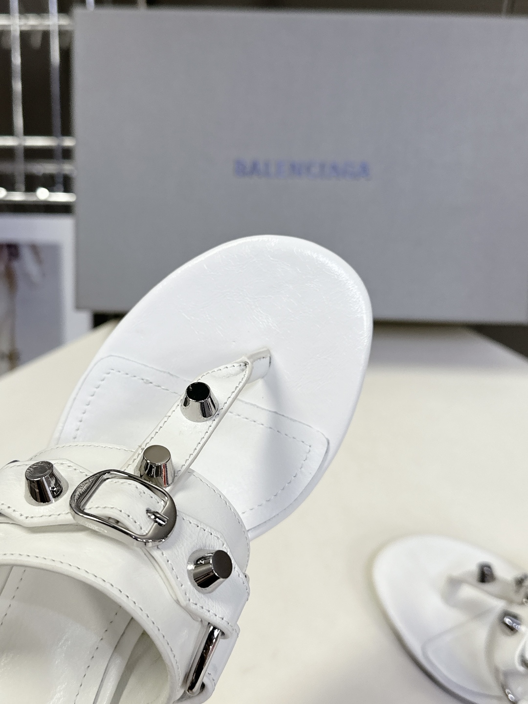  BALENCIAGA 巴黎世家新款金属铆钉凉拖鞋系列
    超多明星时尚博主种草夏天必备这CAGOL