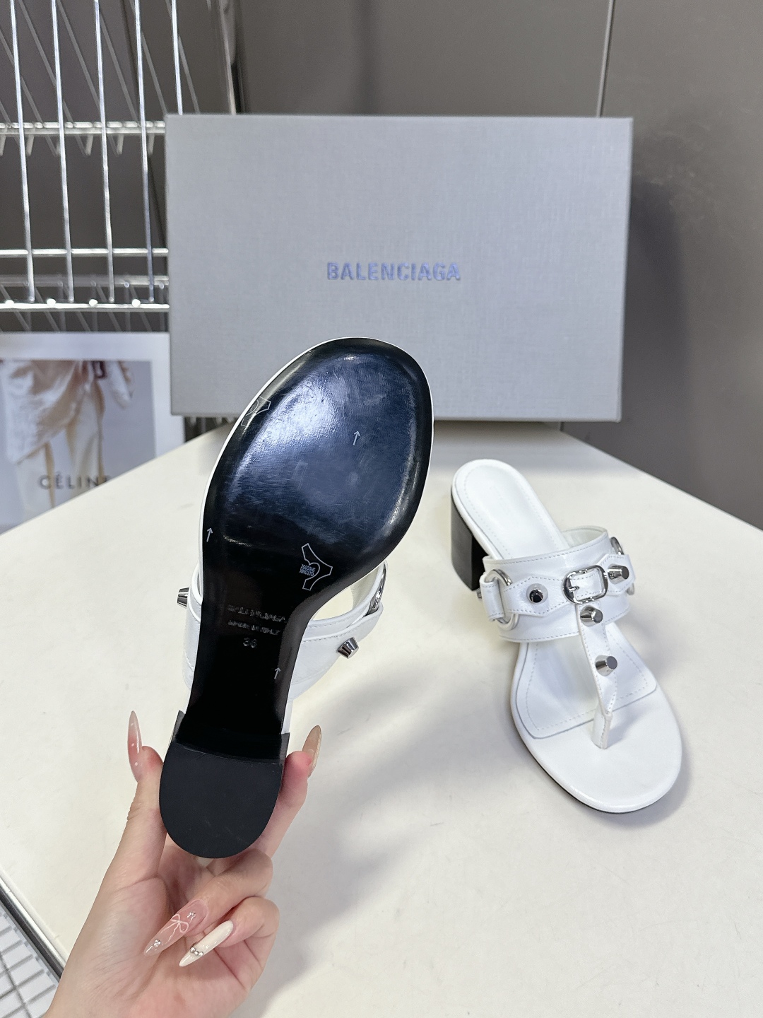  BALENCIAGA 巴黎世家新款金属铆钉凉拖鞋系列
    超多明星时尚博主种草夏天必备这CAGOL