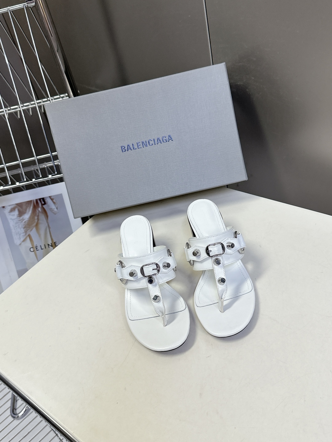  BALENCIAGA 巴黎世家新款金属铆钉凉拖鞋系列
    超多明星时尚博主种草夏天必备这CAGOL