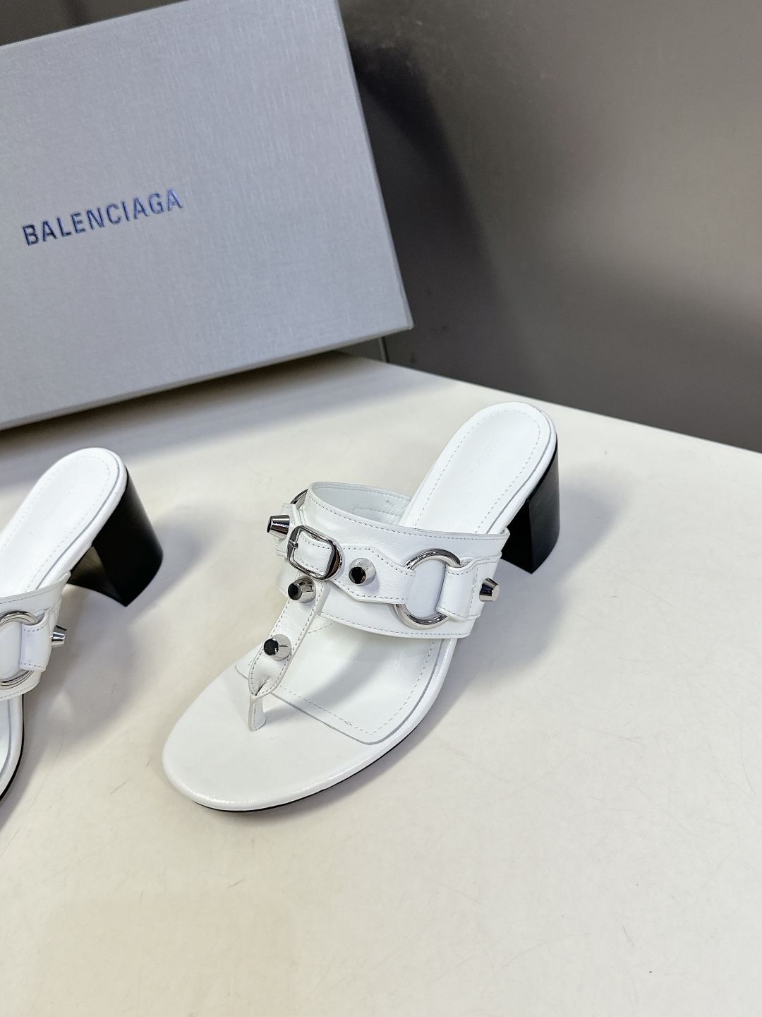 BALENCIAGA 巴黎世家新款金属铆钉凉拖鞋系列
    超多明星时尚博主种草夏天必备这CAGOL