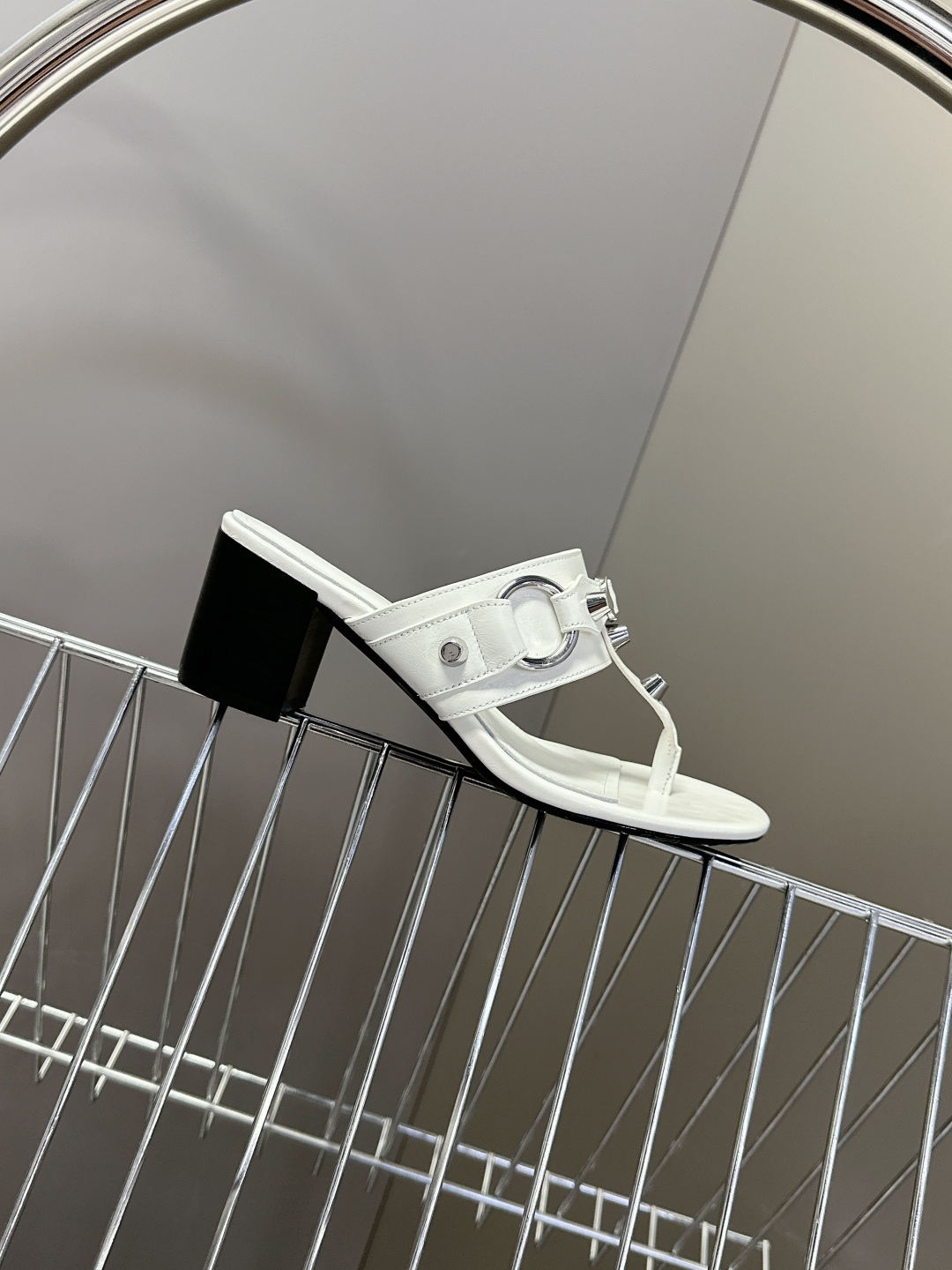  BALENCIAGA 巴黎世家新款金属铆钉凉拖鞋系列
    超多明星时尚博主种草夏天必备这CAGOL