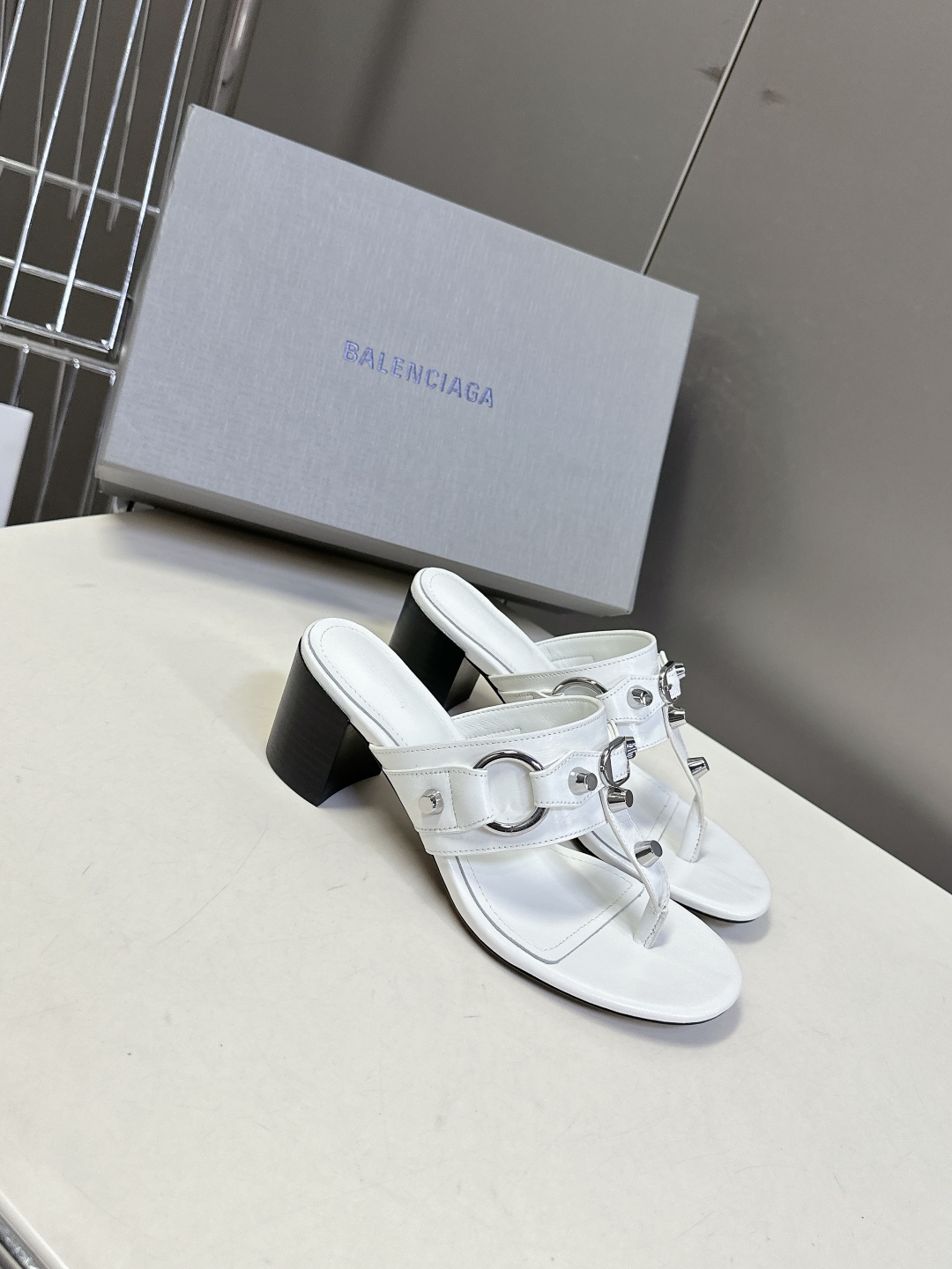  BALENCIAGA 巴黎世家新款金属铆钉凉拖鞋系列
    超多明星时尚博主种草夏天必备这CAGOL