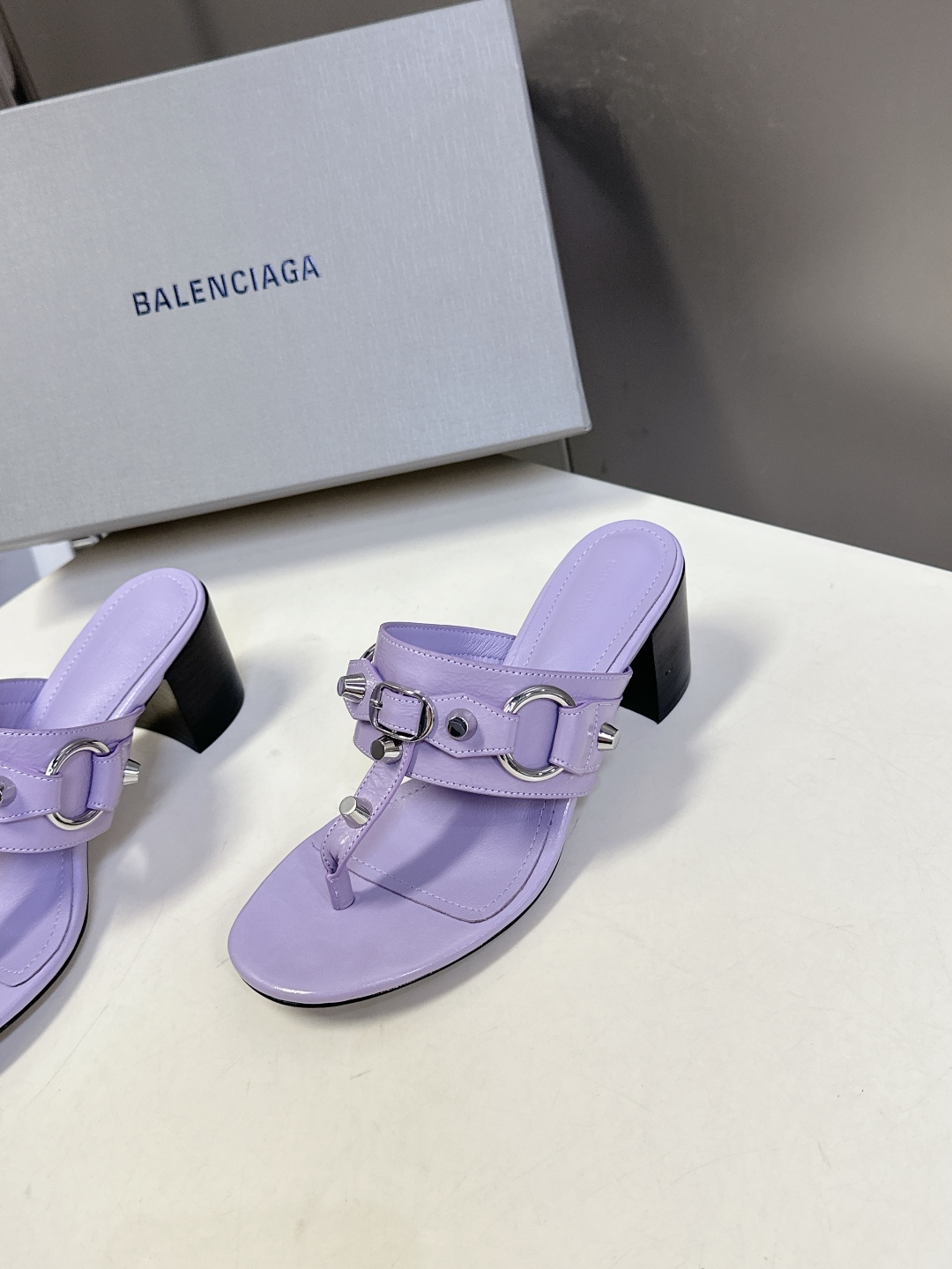  BALENCIAGA 巴黎世家新款金属铆钉凉拖鞋系列
    超多明星时尚博主种草夏天必备这CAGOL