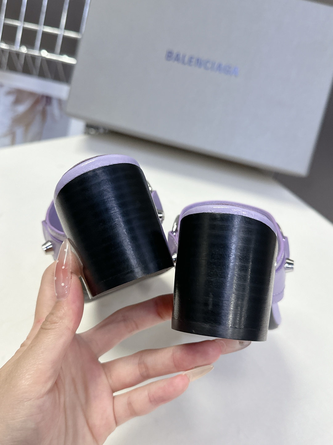 BALENCIAGA 巴黎世家新款金属铆钉凉拖鞋系列
    超多明星时尚博主种草夏天必备这CAGOL