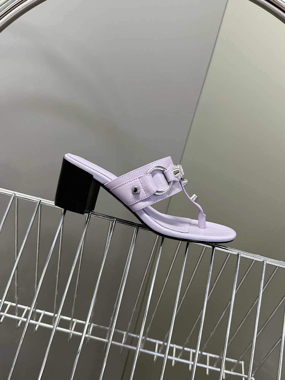 BALENCIAGA 巴黎世家新款金属铆钉凉拖鞋系列
    超多明星时尚博主种草夏天必备这CAGOL
