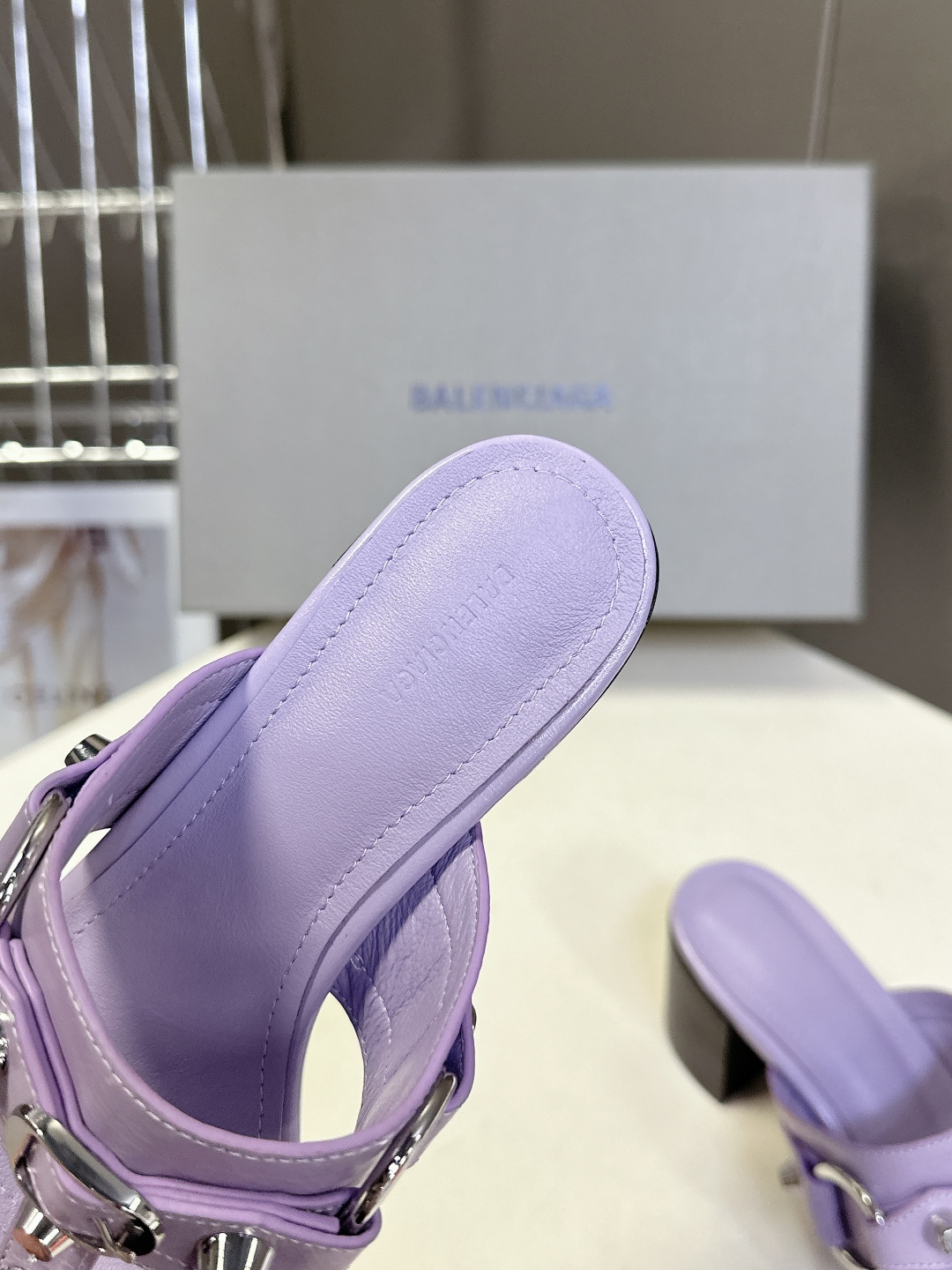  BALENCIAGA 巴黎世家新款金属铆钉凉拖鞋系列
    超多明星时尚博主种草夏天必备这CAGOL