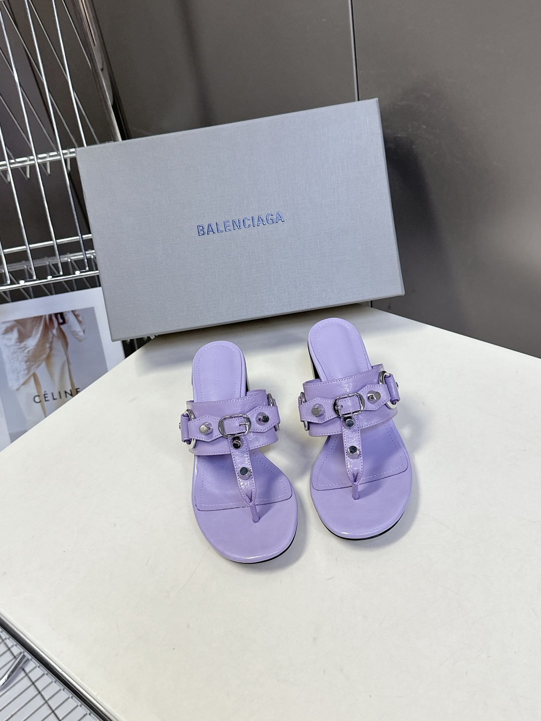  BALENCIAGA 巴黎世家新款金属铆钉凉拖鞋系列
    超多明星时尚博主种草夏天必备这CAGOL