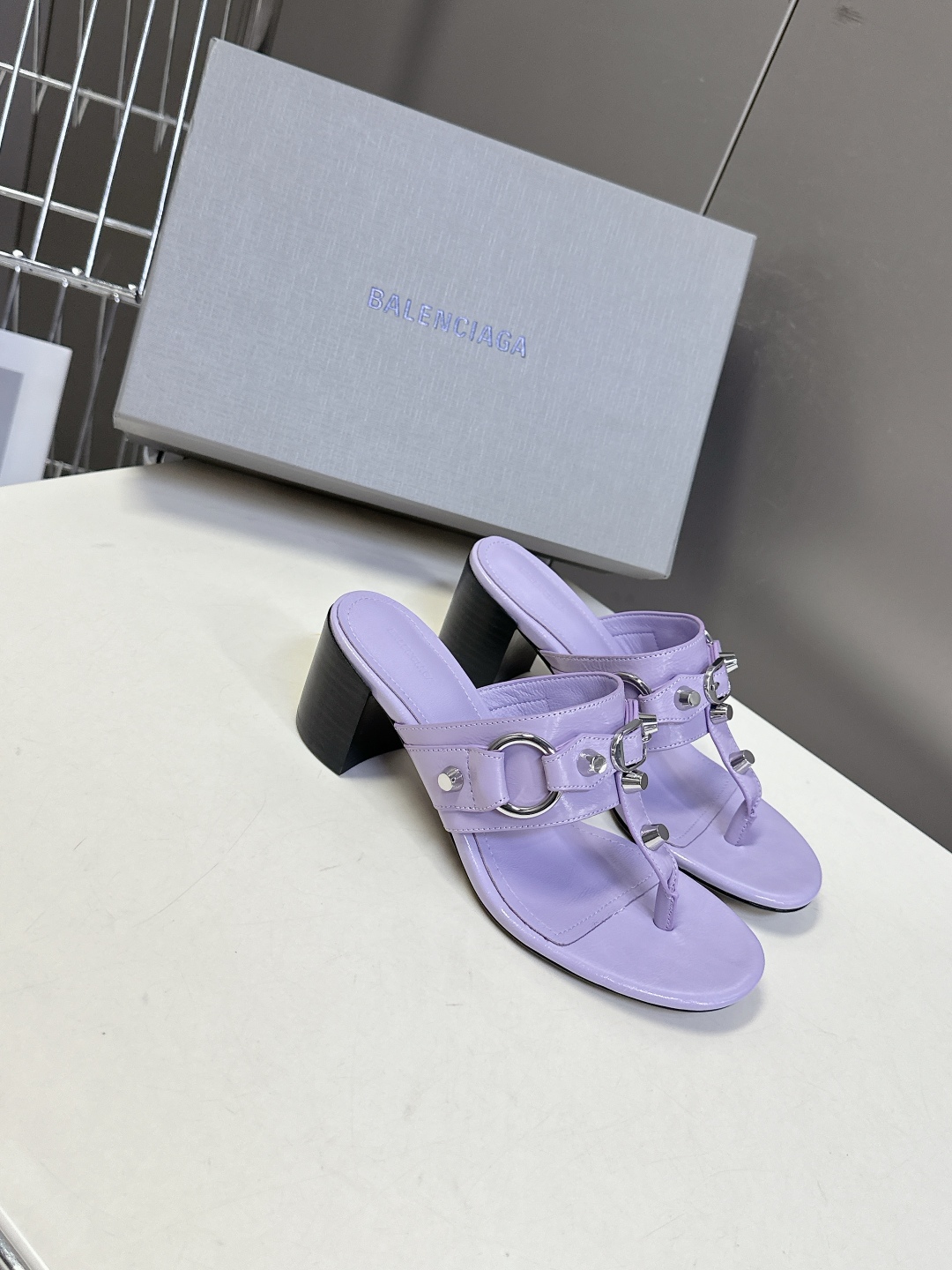  BALENCIAGA 巴黎世家新款金属铆钉凉拖鞋系列
    超多明星时尚博主种草夏天必备这CAGOL