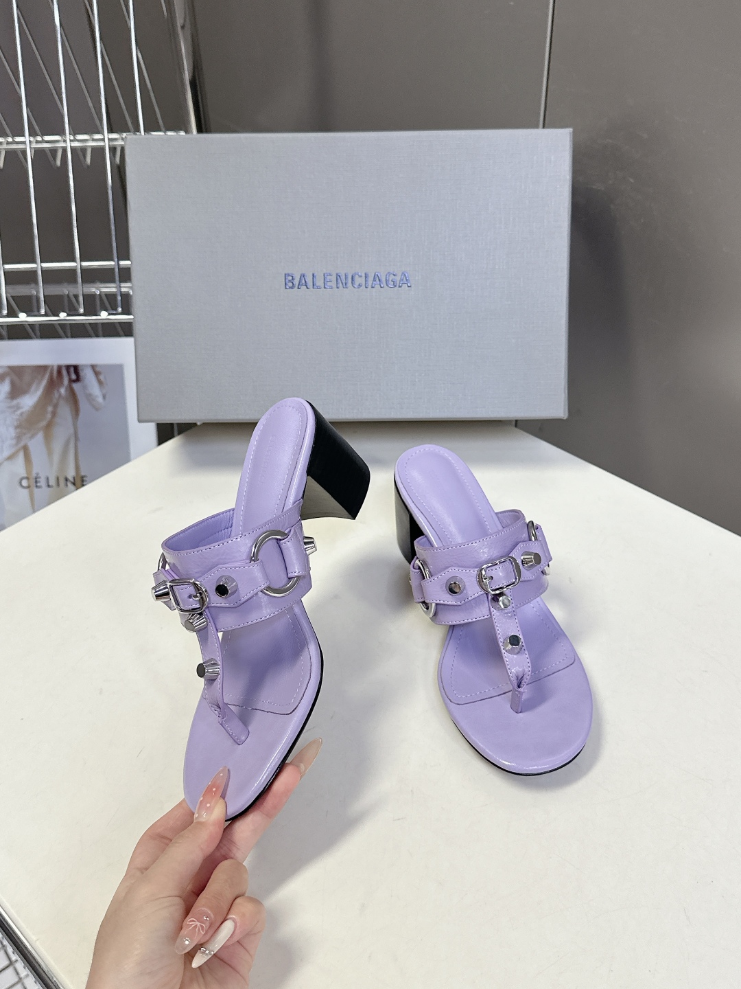  BALENCIAGA 巴黎世家新款金属铆钉凉拖鞋系列
    超多明星时尚博主种草夏天必备这CAGOL