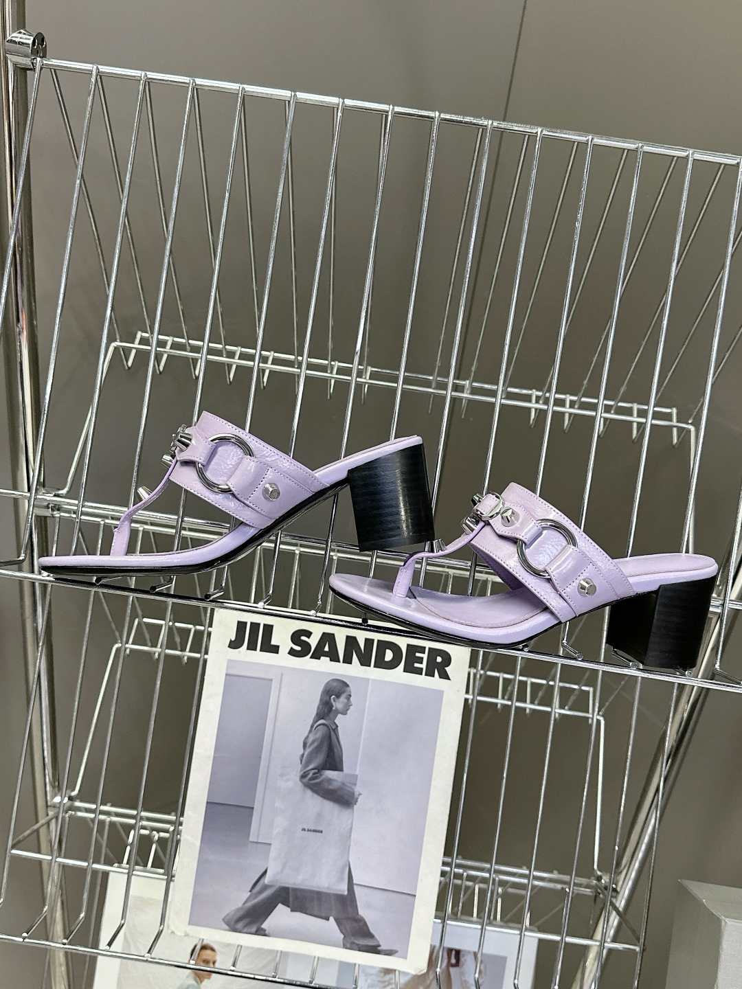  BALENCIAGA 巴黎世家新款金属铆钉凉拖鞋系列
    超多明星时尚博主种草夏天必备这CAGOL