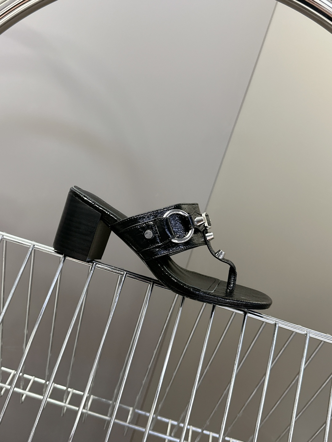  BALENCIAGA 巴黎世家新款金属铆钉凉拖鞋系列
    超多明星时尚博主种草夏天必备这CAGOL
