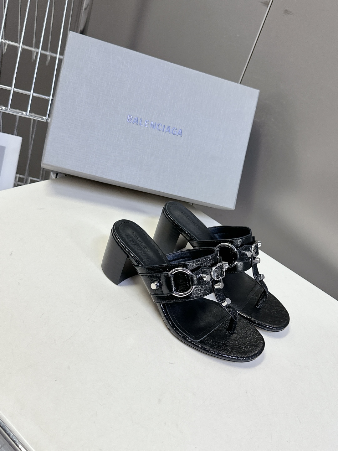  BALENCIAGA 巴黎世家新款金属铆钉凉拖鞋系列
    超多明星时尚博主种草夏天必备这CAGOL