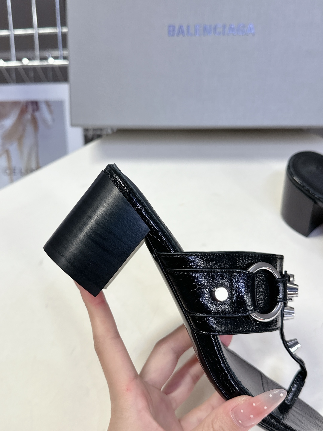  BALENCIAGA 巴黎世家新款金属铆钉凉拖鞋系列
    超多明星时尚博主种草夏天必备这CAGOL