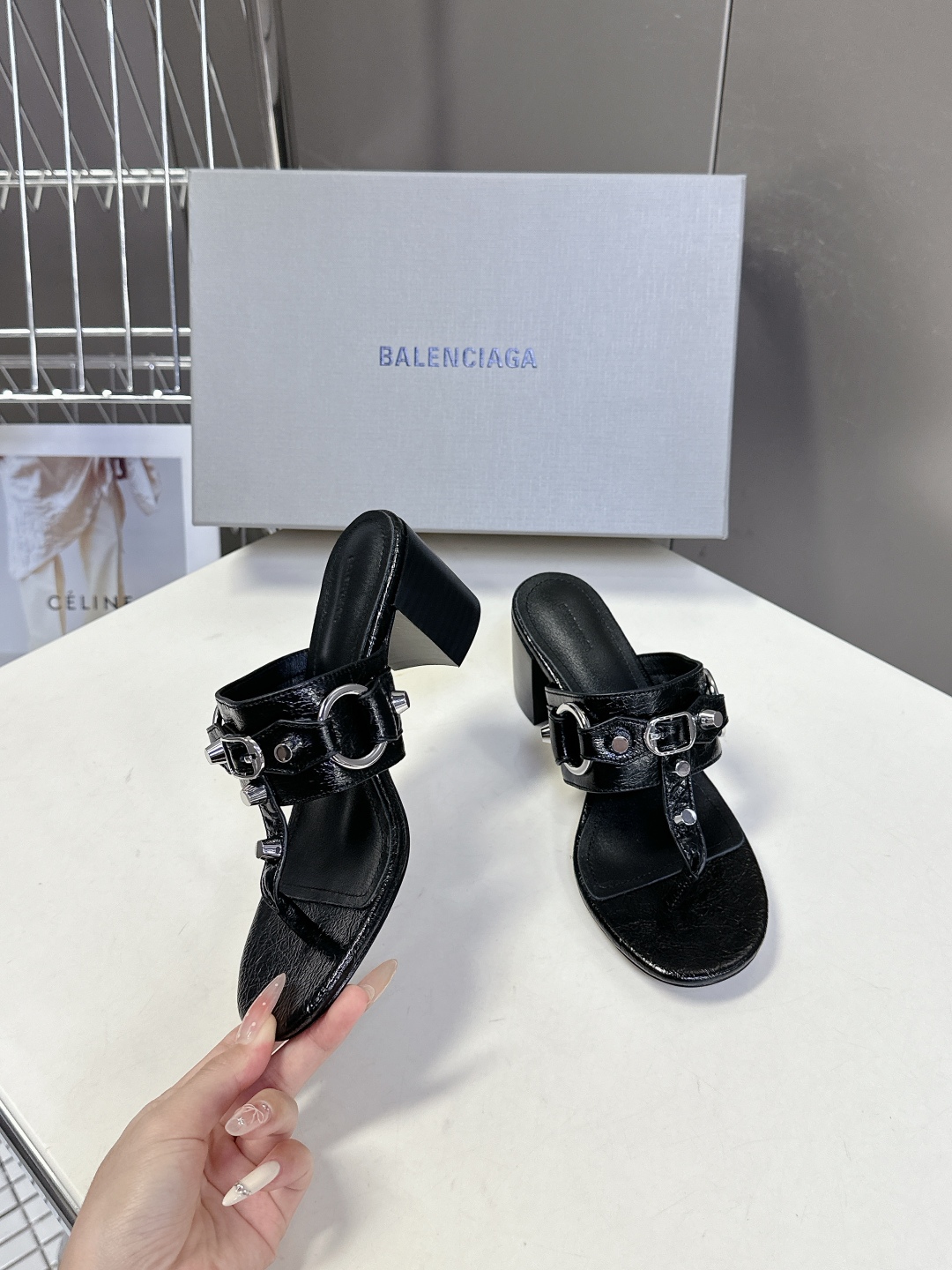  BALENCIAGA 巴黎世家新款金属铆钉凉拖鞋系列
    超多明星时尚博主种草夏天必备这CAGOL